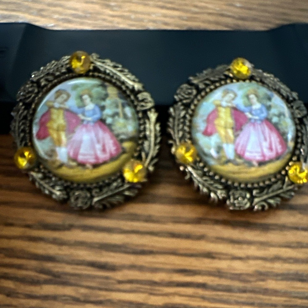 Vtg Fragonard Courting Couple Clip On Earrings Amber Rhinestone Plastic Cameo